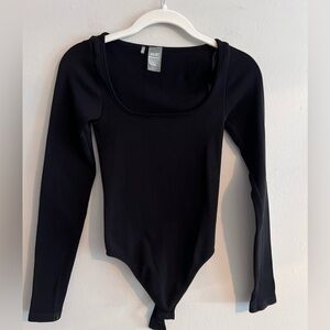 Aritzia Sunday Best SinchSeamless long sleeve bodysuit size small good c…